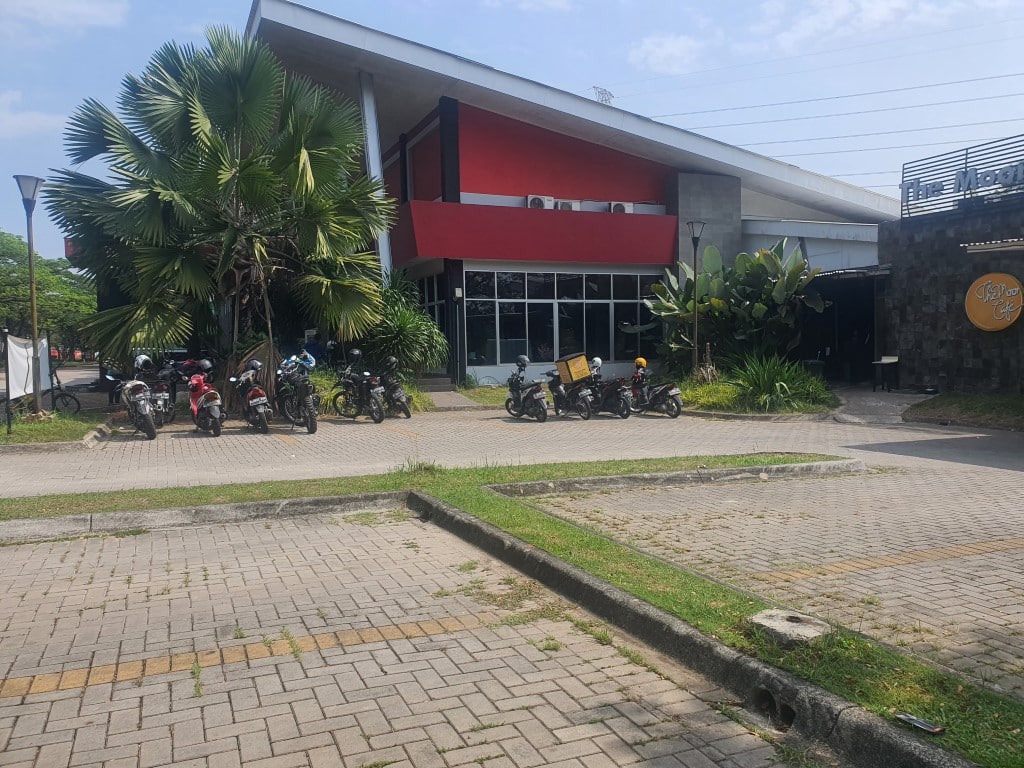 Halaman Samping Sports Village Lippo Cikarang