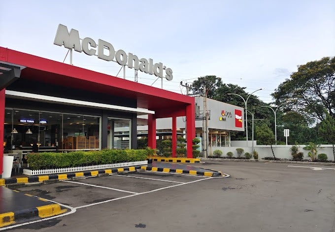 Halaman Parkir McDonald's Lippo Cikarang